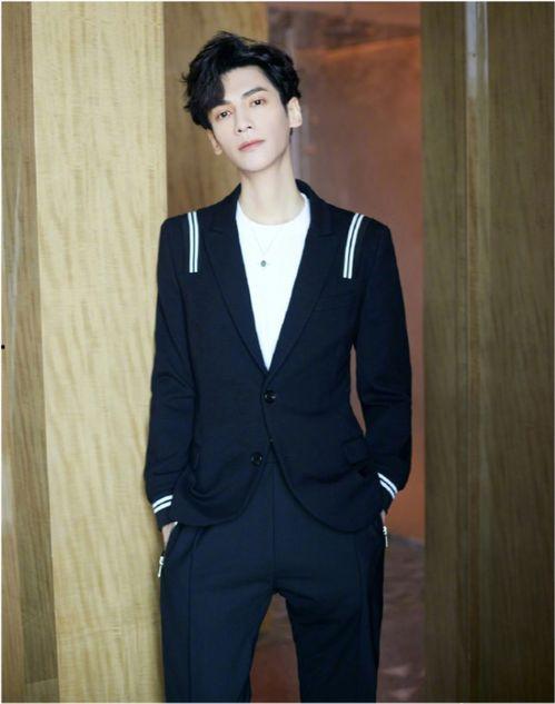 娱乐圈吃瓜爆料罗云熙,娱乐圈风云再起，揭秘明星背后的故事